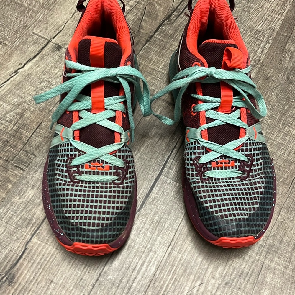 Nike boys basketball shoes youth size 6Y gently used from a smoke free home.